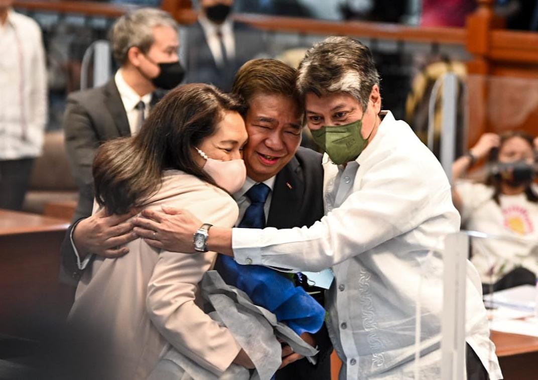 risahontiveros's tweet photo. Damu guid nga salamat sa aking minamahal na Min’ty Ldr, Sen Frank Drilon @BigManDrilon!

Pati sa ibang mga kasama ko sa Minority, sina Sen @kikopangilinan at Sen @SenLeiladeLima. 

It has been my greatest honor to work &amp; fight beside you. I know it will not end here. 🙏🏼✊🏼 https://t.co/uy2Sr41SZA
