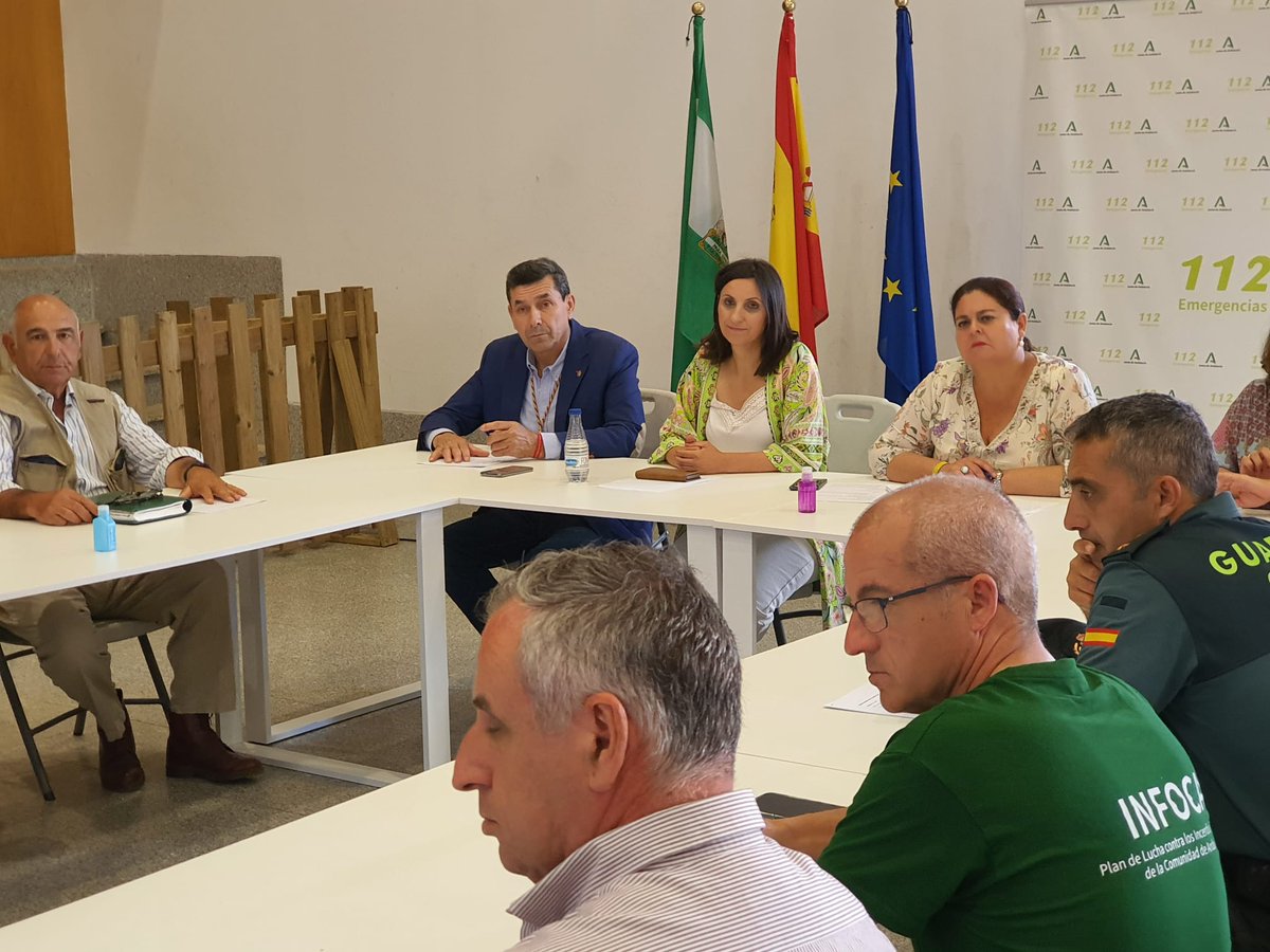 Plan_INFOCA's tweet photo. #PlanRomero2022 | El director del #COPSevilla, @sbm97023774, ha asistido esta mañana a la reunión del Comité Asesor Provincial de #CaminosEnSevilla en el #PMA ubicado en #Villamanrique. Los operativos participantes supervisan en ella el desarrollo previsto para la jornada de hoy. https://t.co/FdaABqkYm5
