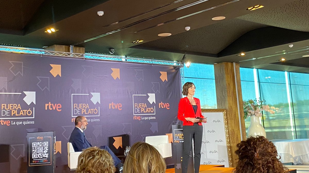 Amephu's tweet photo. @Amephu en #FueraDePlató disfrutando de la magnífica entrevista de @bb_romeo3 @RTVEaragon al Presidente @JLambanM @GobAragon https://t.co/Mz1qpyxjcL