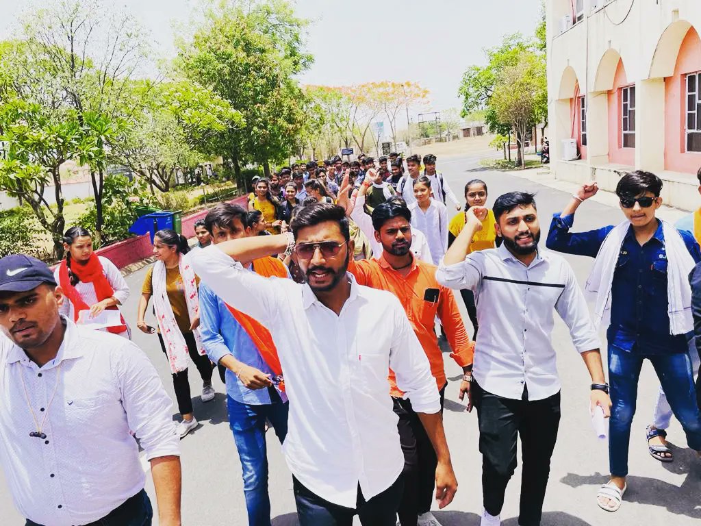 shubham308037's tweet photo. आज अखिल भारतीय विद्यार्थी परिषद महू द्वारा डॉ. बी.आर. अम्बेडकर सामाजिक विज्ञान विश्वविद्यालय में विद्यार्थियों की 5 सूत्रीय मांगों को लेकर विश्वविद्यालय ईकाई द्वारा कुलपति महोदय को ज्ञापन सौंपा गया....!!
#abvpvoice
#abvpmalwa
#abvpmhow https://t.co/NllUNys6Cg