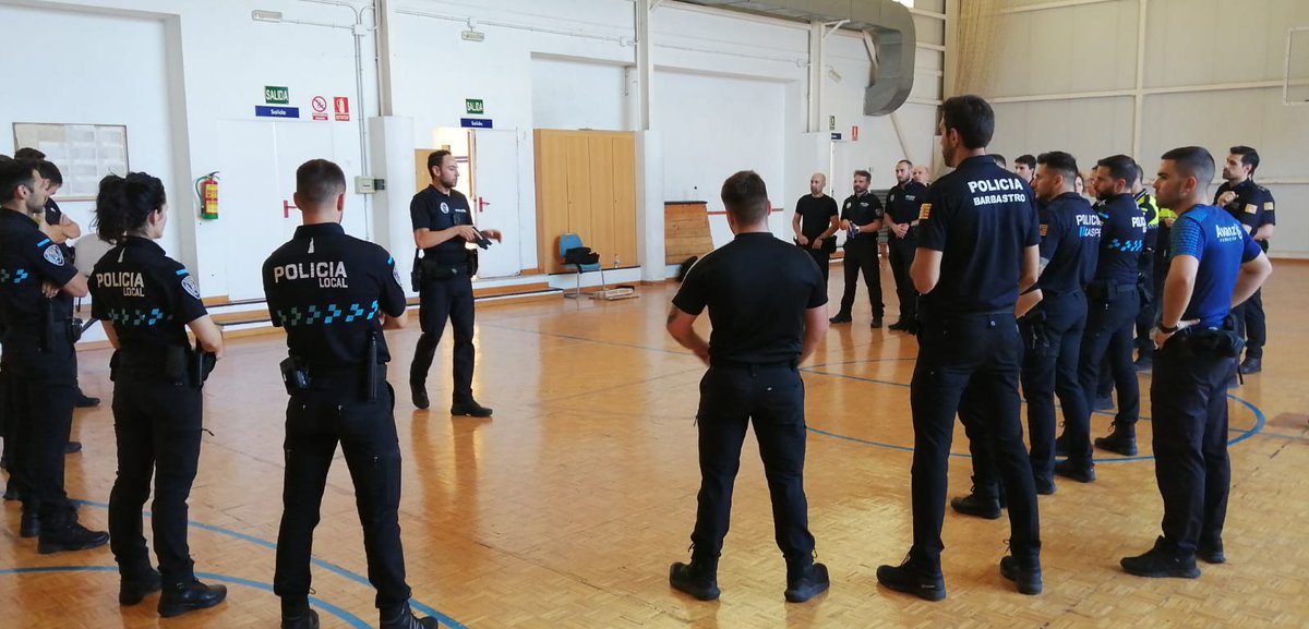 112Aragon's tweet photo. 👮‍♀️👮‍♂️ Formación de #PolicíasLocales de #Aragón. Los alumnos y alumnas de la XXV Edición del curso de nuevo ingreso se forman hoy en el uso de Dispositivos Electrónicos de Control, uno de los elementos de dotación que recoge el próximo Decreto de medios para las policías locales. https://t.co/SlsCyQen5v