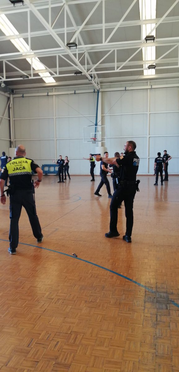 112Aragon's tweet photo. 👮‍♀️👮‍♂️ Formación de #PolicíasLocales de #Aragón. Los alumnos y alumnas de la XXV Edición del curso de nuevo ingreso se forman hoy en el uso de Dispositivos Electrónicos de Control, uno de los elementos de dotación que recoge el próximo Decreto de medios para las policías locales. https://t.co/SlsCyQen5v