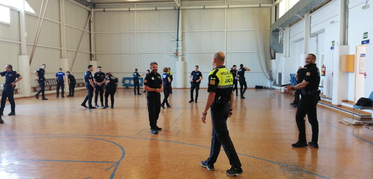 112Aragon's tweet photo. 👮‍♀️👮‍♂️ Formación de #PolicíasLocales de #Aragón. Los alumnos y alumnas de la XXV Edición del curso de nuevo ingreso se forman hoy en el uso de Dispositivos Electrónicos de Control, uno de los elementos de dotación que recoge el próximo Decreto de medios para las policías locales. https://t.co/SlsCyQen5v