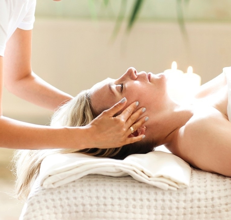 TheRavenSpa's tweet photo. There's nothing quite as satisfying as a mid-week deeply restorative 90-minute massage. Allow us to rejuvenate you with slow strokes and direct pressure to deep muscle tissue to carry you through the remaining week with fresh energy. ⚡ Link in bio to book today! #RavenSpa https://t.co/qQTQWGfWpe