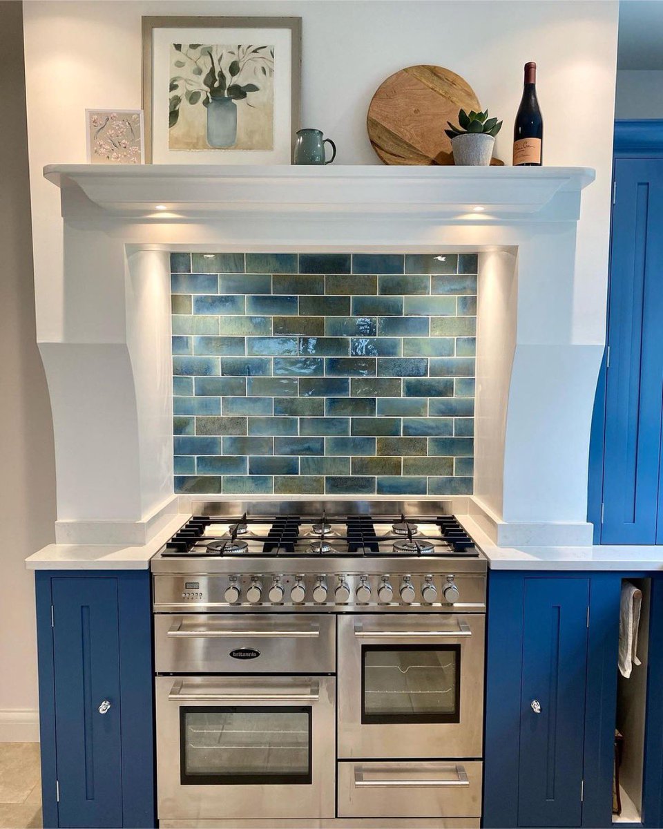 HuntersofDerby's tweet image. Before &amp;amp; after an oven area at one of our kitchen installations. The chimney was dark and dominating. We turned it into a focal point by plastering over the brick, enlarging the aperture, refreshing the colour and adding the shelf for balance More pictures coming soon 👀