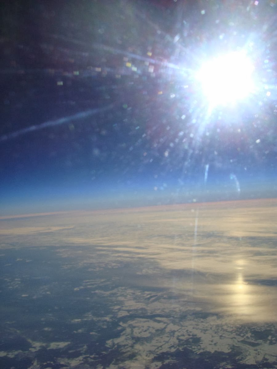 60,000フィート(約18.3㎞)に達しました。ここは準宇宙の領域です。全天がスターゲイトのようです。磁力に引かれるように、吸い込まれていきそうです。深く、さらに深く・・・。地球の湾曲が次第に明らかになります。これが、その時私が撮った写真です。(Nearspace)