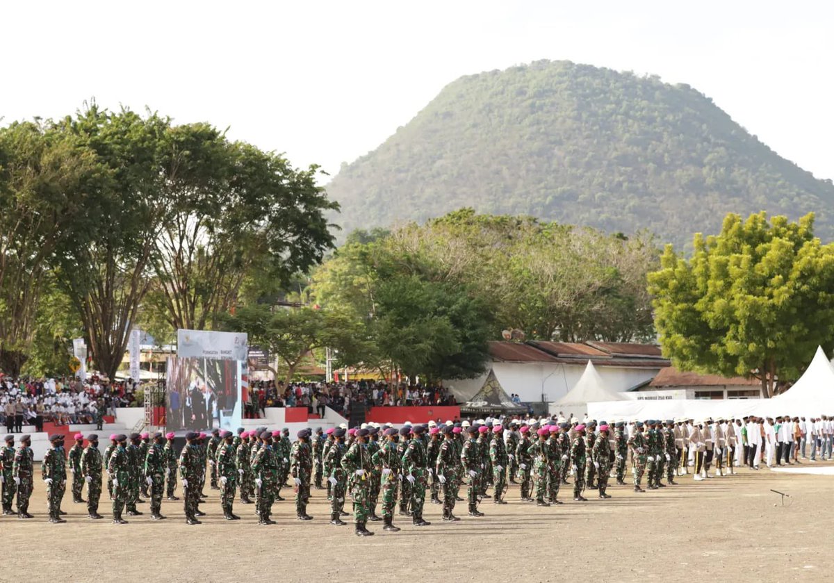 BPIPRI's tweet photo. #salampancasila
Presiden Republik Indonesia Joko Widodo menjadi Inspektur Upacara pada Peringatan Hari Lahir Pancasila di Lapangan Pancasila Kabupaten Ende, Nusa Tenggara Timur, Rabu, (1/6/).
#bpip
#humasbpip
#upacaraharlahpancasila
#1juni2022
#ende
#ceritapancasila https://t.co/9lpBgztt4c