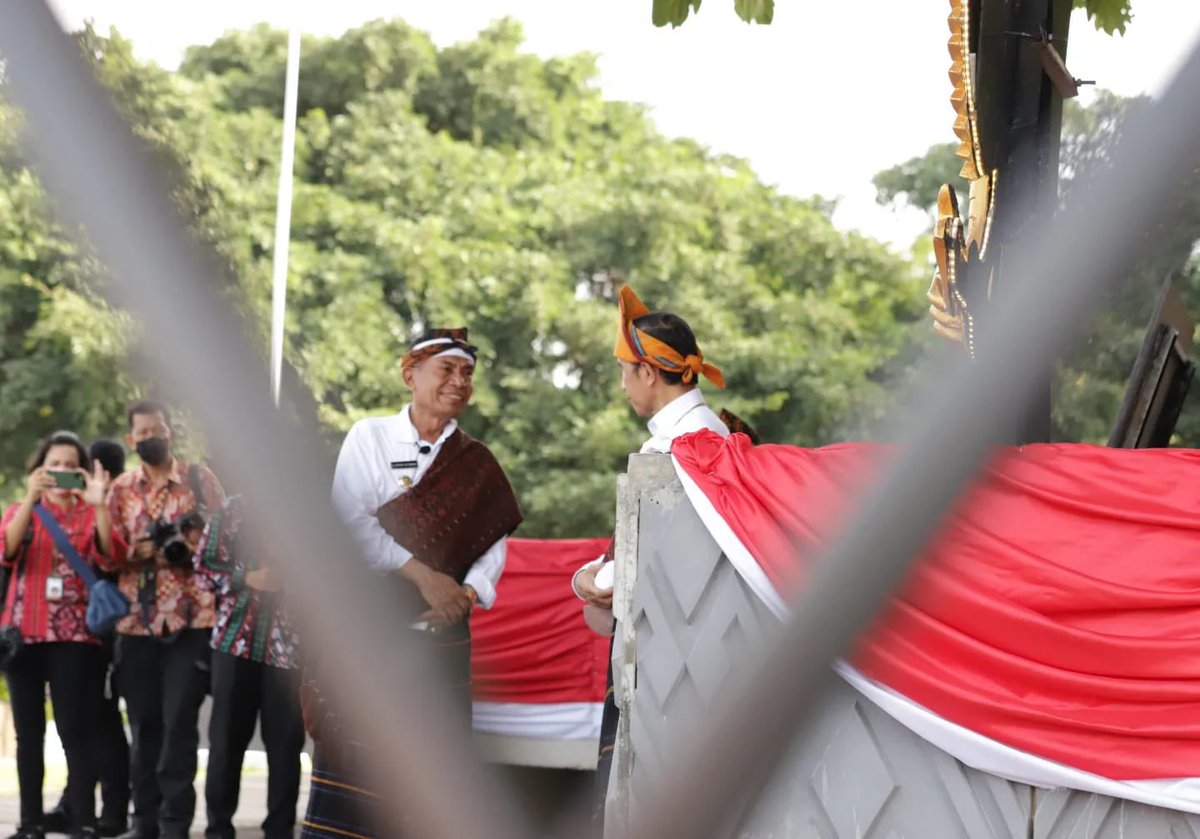 BPIPRI's tweet photo. #salampancasila
Presiden Republik Indonesia Joko Widodo menjadi Inspektur Upacara pada Peringatan Hari Lahir Pancasila di Lapangan Pancasila Kabupaten Ende, Nusa Tenggara Timur, Rabu, (1/6/).
#bpip
#humasbpip
#upacaraharlahpancasila
#1juni2022
#ende
#ceritapancasila https://t.co/9lpBgztt4c