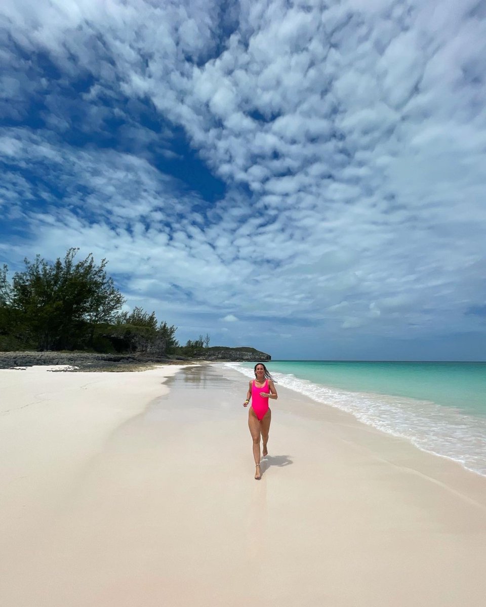 TheExumaDream's tweet photo. No where better to run than on a beach 👣
📸: @amaiaea / IG
#ParadisePostcards 💙🇧🇸
#exumadream #exuma #bahamas #exumablue #theexumafilter #adventure #travel #thatexumakindoffeeling #myoutislands #traveltips #exumacays #visitthebahamas #getoutthere #bucketlist #wanderlu ... https://t.co/uZBNrY5ftV