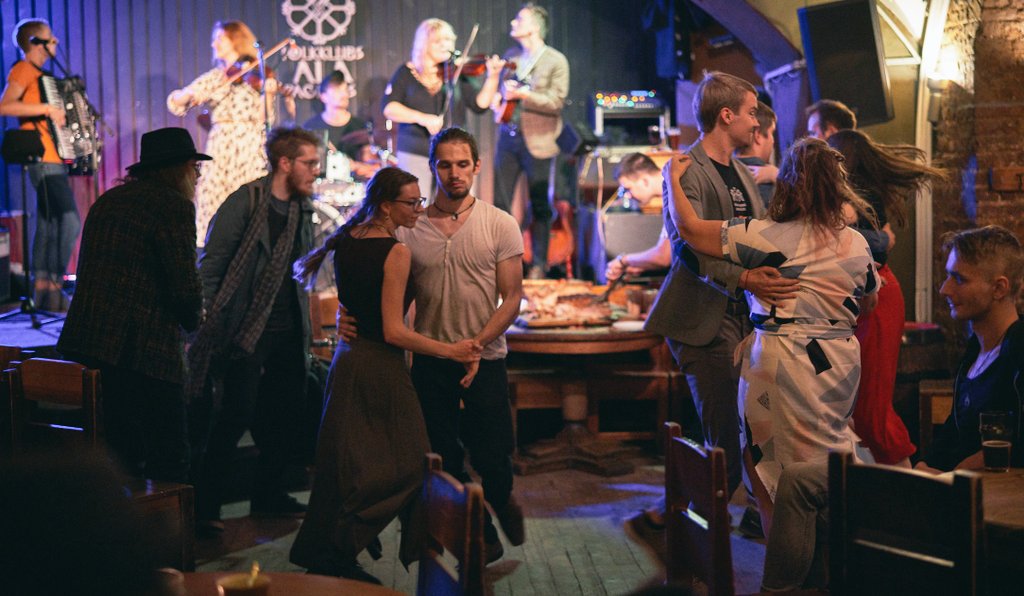 Atnākusi nu ir jauna vasariņa,bet šoreiz,liekot sasildīties vien dejas solī,tādēļ,gaidīsim tevi DANČU VAKARĀ jau no 20:00,bet pirms tam,uz kādu kausu alus LAIMĪGAJĀS STUNDĀS.