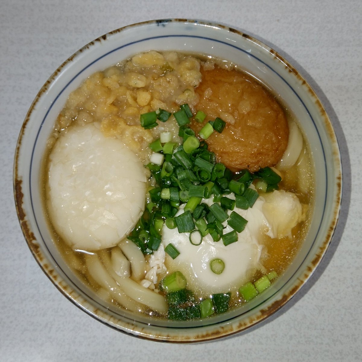 🍜今日のお昼麺🍜 俺が作ったうどんです😁👍 （さつま揚げ・卵・もち・あげ玉・ネギ入り） これは、うまい❣️ 今日は最高の出来だ‼️ （自画自賛 🤣） そして、ファミマで買ったおにぎりです。 🍙