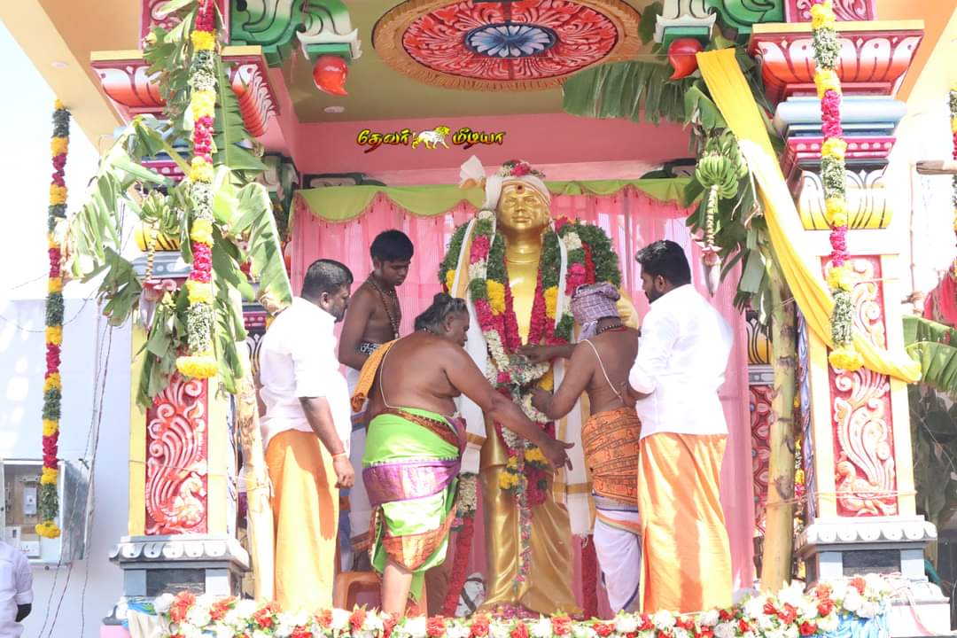 IDWingPandiAMMK's tweet image. #பசும்பொன்தேவர்

இன்று திருவாடானையில் தேசியத்தலைவர், தெய்வ திருமகனார், பசும்பொன் சித்தர், உ.முத்துராமலிங்கத்தேவர் திருஉருவ வெண்கல சிலையை, முக்குலத்தோர் புலிப்படை தலைவர், சேது திரு #கருணாஸ்தேவர் அவர்கள், திறந்து வைத்தார்...