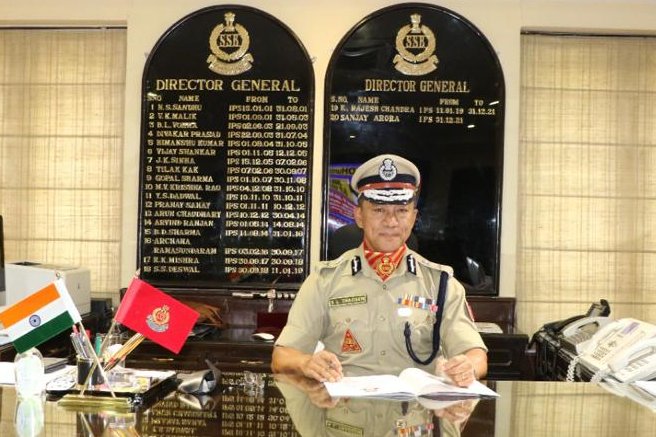 SSB_INDIA's tweet photo. Sh. S. L. Thaosen, IPS (MP:88) joined as Director General of the Sashastra Seema Bal (SSB) on 01.06.2022. Sh. Sanjay Arora, IPS DG, ITBP handed over the customary baton to Sh. Thaosen at the Force HQ #SSB New Delhi.

@HMOIndia
@PIBHomeAffairs https://t.co/CpsivzTIVw