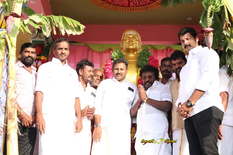 IDWingPandiAMMK's tweet image. #பசும்பொன்தேவர்

இன்று திருவாடானையில் தேசியத்தலைவர், தெய்வ திருமகனார், பசும்பொன் சித்தர், உ.முத்துராமலிங்கத்தேவர் திருஉருவ வெண்கல சிலையை, முக்குலத்தோர் புலிப்படை தலைவர், சேது திரு #கருணாஸ்தேவர் அவர்கள், திறந்து வைத்தார்...