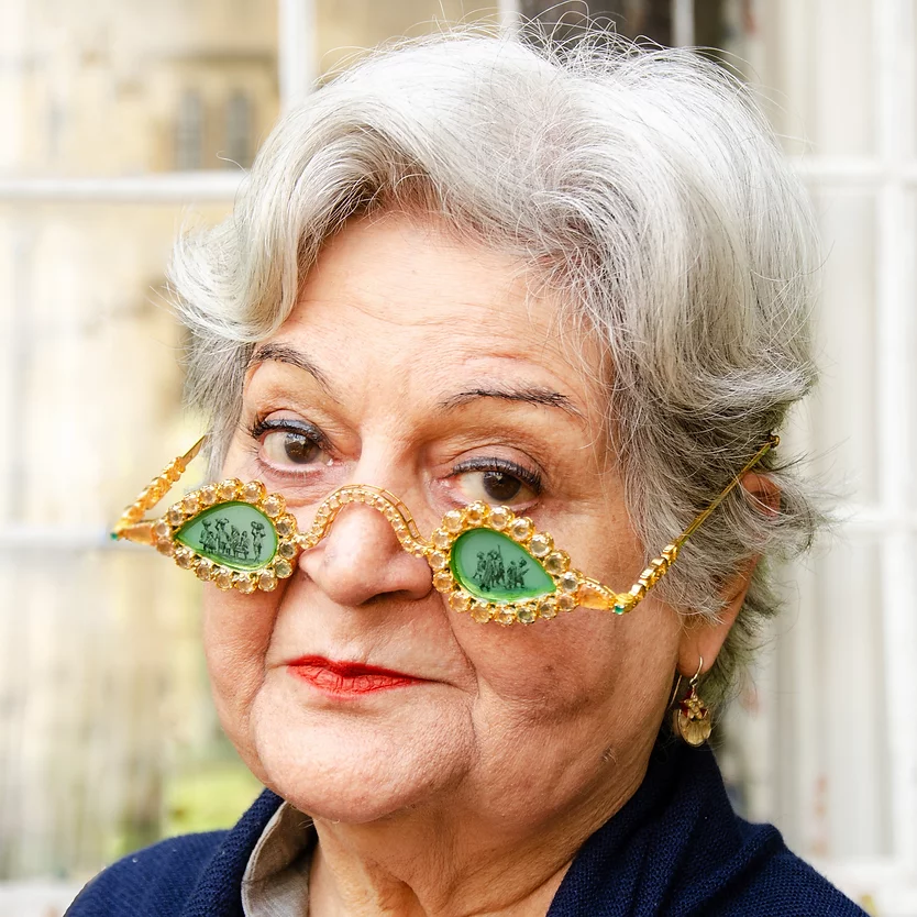 ExeterCollegeOx's tweet photo. Exonian @SabaQizilbash has created an exquisite pair of spectacles, inspired by the 17th-century spectacles named Astana-ye-Ferdous. Modelled here by artist &amp; scholar Prof Salima Hashmi, the spectacles will be on display at @Pitt_Rivers until 11 June. 

https://t.co/4MBR0XqTy5 https://t.co/njfhW8nmgm