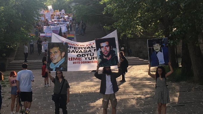 ODTÜ Devrim Yürüyüşüne katılmaları sebebiyle 4 gündür gözaltında tutulan 16 sıra arkadaşımızın gözaltı süreleri 2 gün daha uzatıldı.

Baskılar, gözaltılar bizleri yıldıramaz!
Arkadaşlarımız derhal serbest bırakılsın!