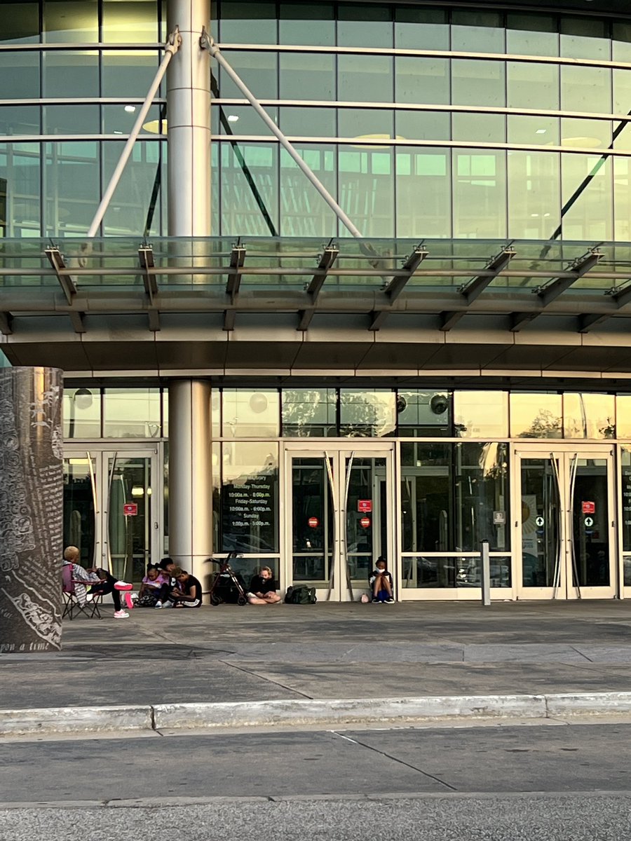 BrittClemonsTV's tweet photo. People are lining up at Central Library waiting for the #Memphis Housing Fair. 

Please UNDERSTAND this event is for ppl who were awarded vouchers from the 2017 waiting list. 

MHA will NOT be giving out vouchers today. Do not show up if you don’t have a voucher. @ABC24Memphis https://t.co/VuaFR3vOOU
