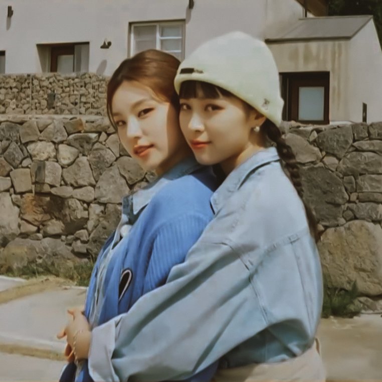 RYEJIF1LM's tweet photo. ryujin giving yeji a back hug ♡ #땡덩 https://t.co/pfBVCQpQdF