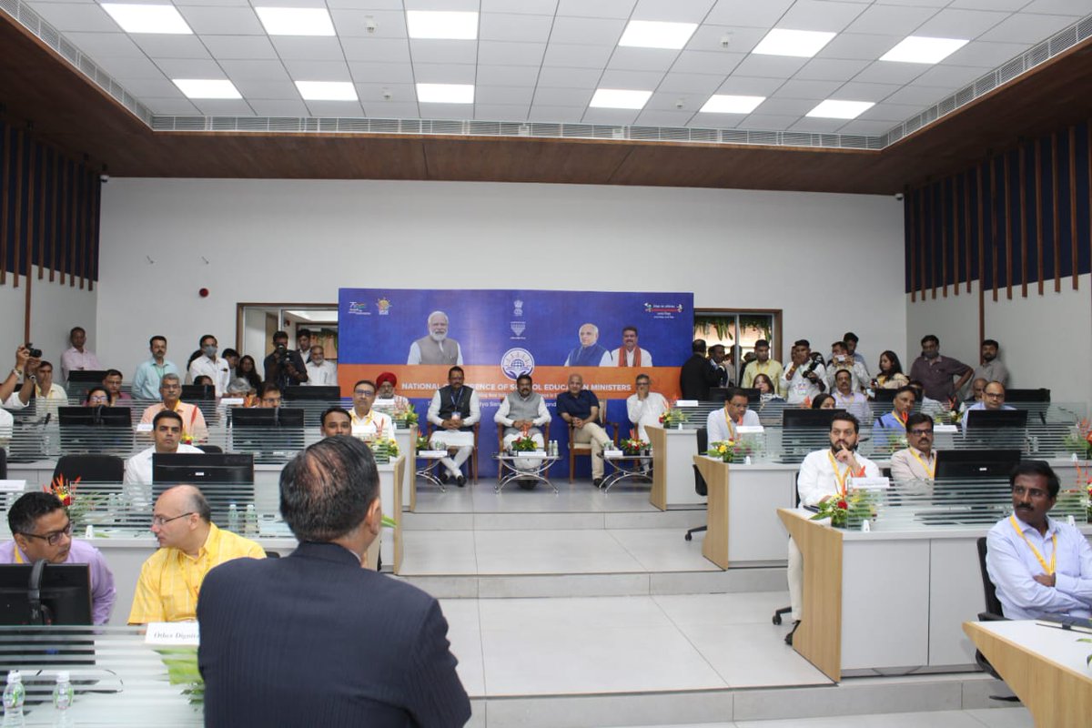 jitu_vaghani's tweet photo. ગાંધીનગર ખાતે Two-days School Education Ministers Conference ના ભાગરૂપે રાષ્ટ્રીય સંમેલનમાં માન. કેન્દ્રીય શિક્ષણ મંત્રી શ્રી @dpradhanbjpજી એ ગુજરાતની શિક્ષણ વ્યવસ્થાનું રિયલ ટાઇમ મોનીટરીંગ કરતા "વિદ્યા સમીક્ષા કેન્દ્ર" ની મુલાકાત લઇ ત્યાંથી કરવામાં આવતી કામગીરીની માહિતી મેળવી. https://t.co/bA751aypu3
