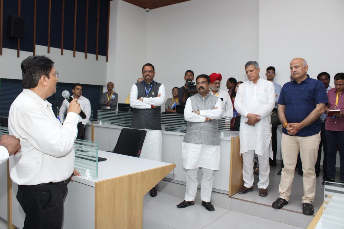 jitu_vaghani's tweet photo. ગાંધીનગર ખાતે Two-days School Education Ministers Conference ના ભાગરૂપે રાષ્ટ્રીય સંમેલનમાં માન. કેન્દ્રીય શિક્ષણ મંત્રી શ્રી @dpradhanbjpજી એ ગુજરાતની શિક્ષણ વ્યવસ્થાનું રિયલ ટાઇમ મોનીટરીંગ કરતા "વિદ્યા સમીક્ષા કેન્દ્ર" ની મુલાકાત લઇ ત્યાંથી કરવામાં આવતી કામગીરીની માહિતી મેળવી. https://t.co/bA751aypu3