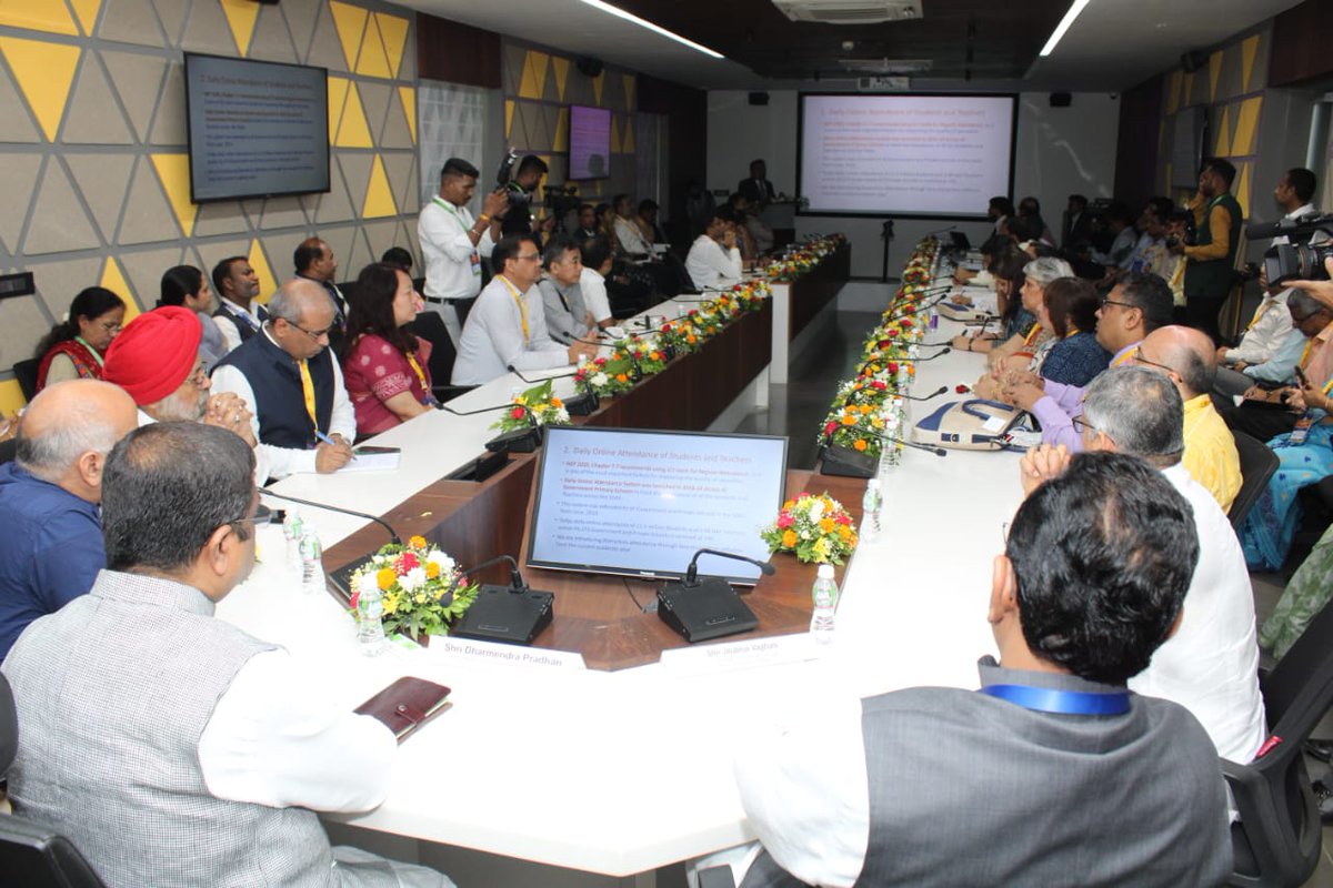 jitu_vaghani's tweet photo. ગાંધીનગર ખાતે Two-days School Education Ministers Conference ના ભાગરૂપે રાષ્ટ્રીય સંમેલનમાં માન. કેન્દ્રીય શિક્ષણ મંત્રી શ્રી @dpradhanbjpજી એ ગુજરાતની શિક્ષણ વ્યવસ્થાનું રિયલ ટાઇમ મોનીટરીંગ કરતા "વિદ્યા સમીક્ષા કેન્દ્ર" ની મુલાકાત લઇ ત્યાંથી કરવામાં આવતી કામગીરીની માહિતી મેળવી. https://t.co/bA751aypu3