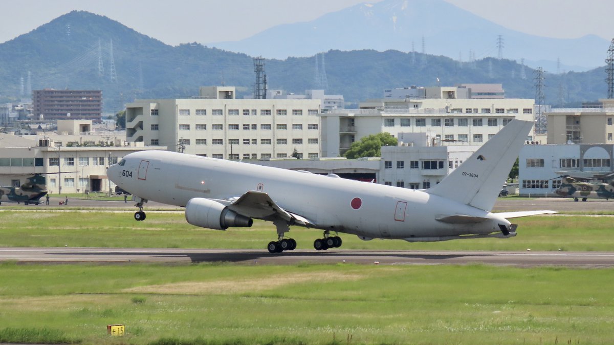 heliPheliP's tweet photo. 2022/6/1(水)
Boeing KC-767J／07-3604
ウクライナ被災民への人道救援物資を積み、ポーランドへ。

#JF441
#小牧基地 https://t.co/P0rlsMr2P2