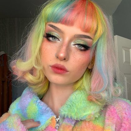 E-Girl’ler kendi yaptıkları ürünleri pahalı ürünlere tercih ediyor ve kontür fenomenini yüz çıkartmaları ve renkli eyelinerlar ile değiştiriyor!
drycleanonlymagazine.com/tiktok-gen-zni…
#güzellik #bakım #moda #egirl #drycleanonlymagazine