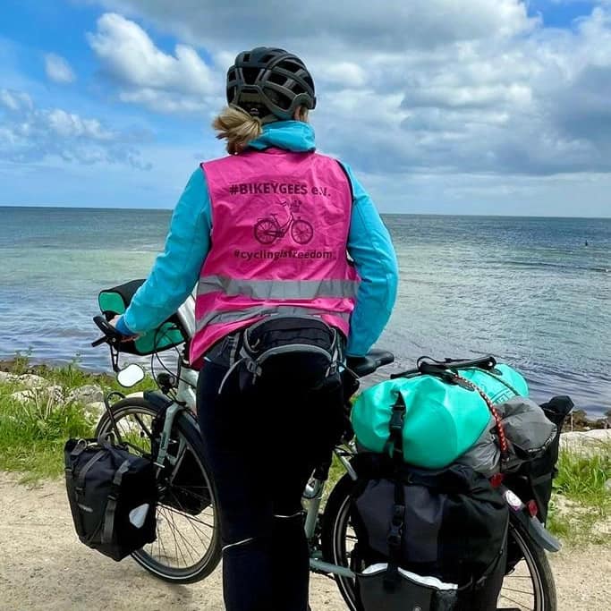 bikeygees's tweet photo. Schaut mal, so eine tolle Aktion von @goodCyclingJu  4000km, quer durch Europa, bei Wind und Wetter auf dem Bike. Dabei sammelt sie Spenden für uns. 😍🚴‍♀️👏Schiebt bitte ein paar Meter mit.😉➡️
https://t.co/BbkuOBgnK7  💜#cyclingisahumanright #ridefar✅ https://t.co/DhML9px5nO