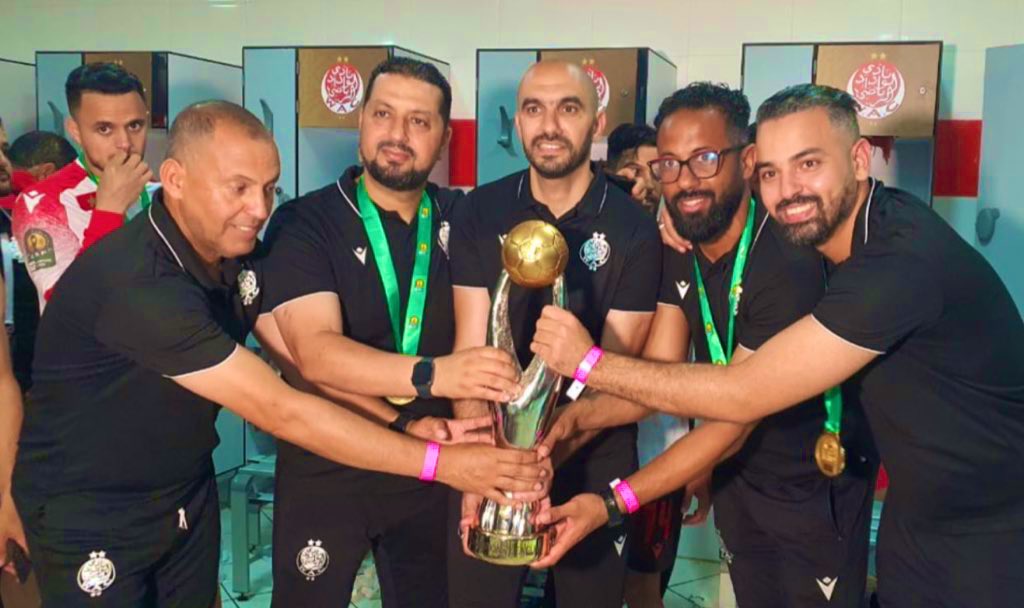 wydadstudio's tweet photo. 🏆| 2 jours après, on a voulu remercier notre staff technique. Un staff 100% 🇲🇦 et qui a fait preuve d’un mental et d’une résilience à toutes épreuves.
Merci à vous, vous entrez dans l’histoire et vous pourrez vous y encrer en remportant le TRIPLÉ inchallah.👏🏼
#CHAMP3ONS https://t.co/WYbDHTx5bi