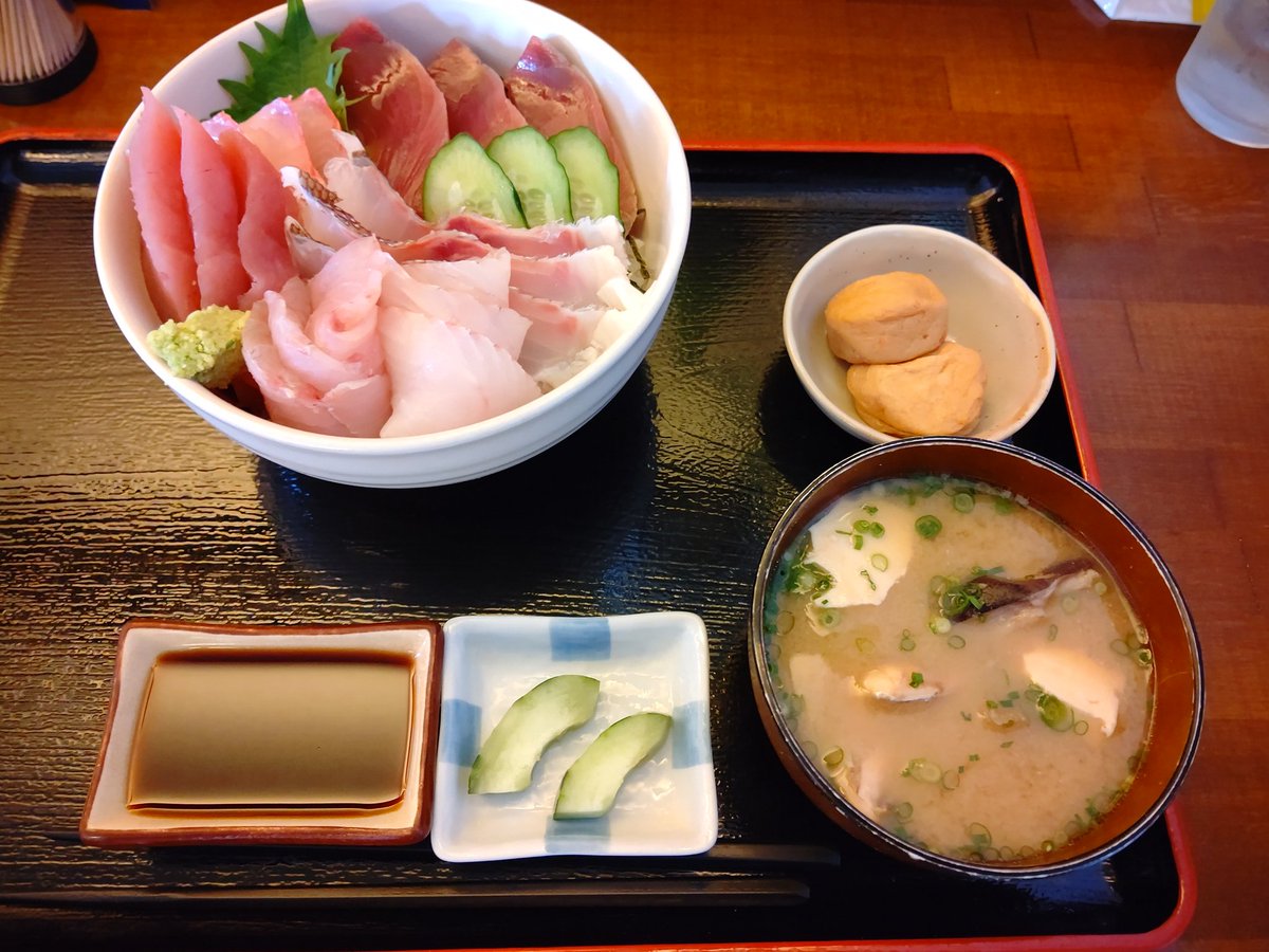 Halu_o26's tweet photo. あおい屋 水戸市
海鮮丼 (あら汁)
丼内は切身の厚い新鮮なネタの宝庫✨鰹や鯛など赤身と白身、歯応えや食感の違いなどそれぞれの旨味を堪能しました🐟️
味噌汁からあら汁に変更可でしたので、せっかくなので…を発令😁👍️
幸腹舌頂～🤩
マスター、ごちそうさまでした🙏
#あおい屋
#海鮮丼 https://t.co/AUQnLWjM76