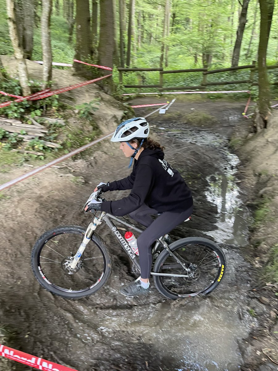 departement59's tweet photo. C’est parti pour les championnats de France UNSS de VTT collèges &amp; lycées au ValJoly ! 🚴🏻‍♀️🚴‍♂️

Près de 350 jeunes sportifs sont venus des 4 coins de l’hexagone. Bon courage les champions et que les meilleurs gagnent. 💪 https://t.co/GO4eNiR9dd