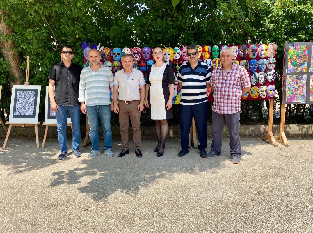 CukurcaC's tweet photo. Resim sergimize ve bahar şenliğimize ziyarette bulunan İlçe Milli Eğitim Şube müdürümüz @kahraman47_s  @ktsoilkokulu müdürümüz Ali Osman Köseoğlu'na mahalle muhtarlarımiz Sait ÇETİN ve Zeynep YILDIRIM,a teşekkür ederiz.
@GurhanCokgezer @Osmangazi_MEM https://t.co/Xra7AWMdDb