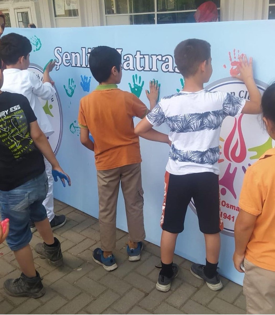 Resim sergimize ve bahar şenliğimize ziyarette bulunan İlçe Milli Eğitim Şube müdürümüz <a href="/kahraman47_s/">Kahraman Şık</a>  @ktsoilkokulu müdürümüz Ali Osman Köseoğlu'na mahalle muhtarlarımiz Sait ÇETİN ve Zeynep YILDIRIM,a teşekkür ederiz.
<a href="/GurhanCokgezer/">Gürhan Çokgezer</a> <a href="/Osmangazi_MEM/">Osmangazi İlçe Milli Eğitim Müdürlüğü</a>