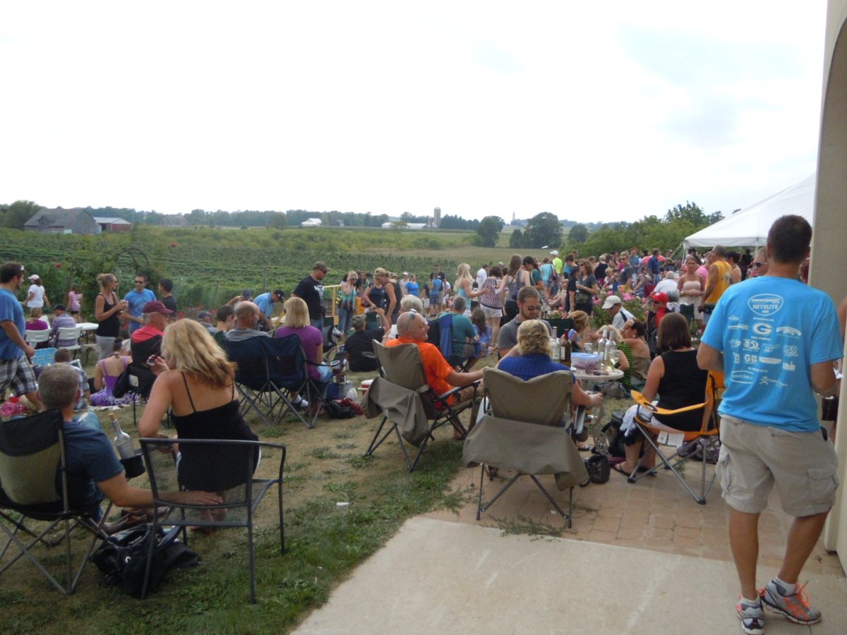 Parallel44's tweet image. 🍇🥶 Fruits of the Frozen Tundra aren't going to drink themselves! 🥂 Grab a group or loved one and come enjoy the tastes of winter on a warm day.🌞44wineries.com #doorcounty #wisconsin #greenbay