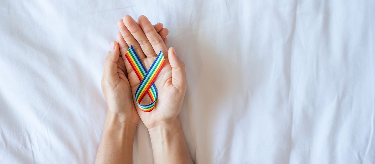 Movendi_Int's tweet photo. 🏳️🌈 #pridemonth2022 is here. And so will the corporate rainbow branding frenzy including #BigAlcohol. However the fact is #AlcoholHarms the #LGBTQIA+ community disproportionately. We have the evidence on our website ➡️ https://t.co/fi2DpH11sI https://t.co/Gu5obCR3gL