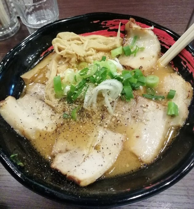 お米が食べたいとチャーハン食べに出たら寒くて味噌ラーメンになりました。チャーハンはミニに。ここのチャーハンしっかり塩コショウの味がしてグッド。 
