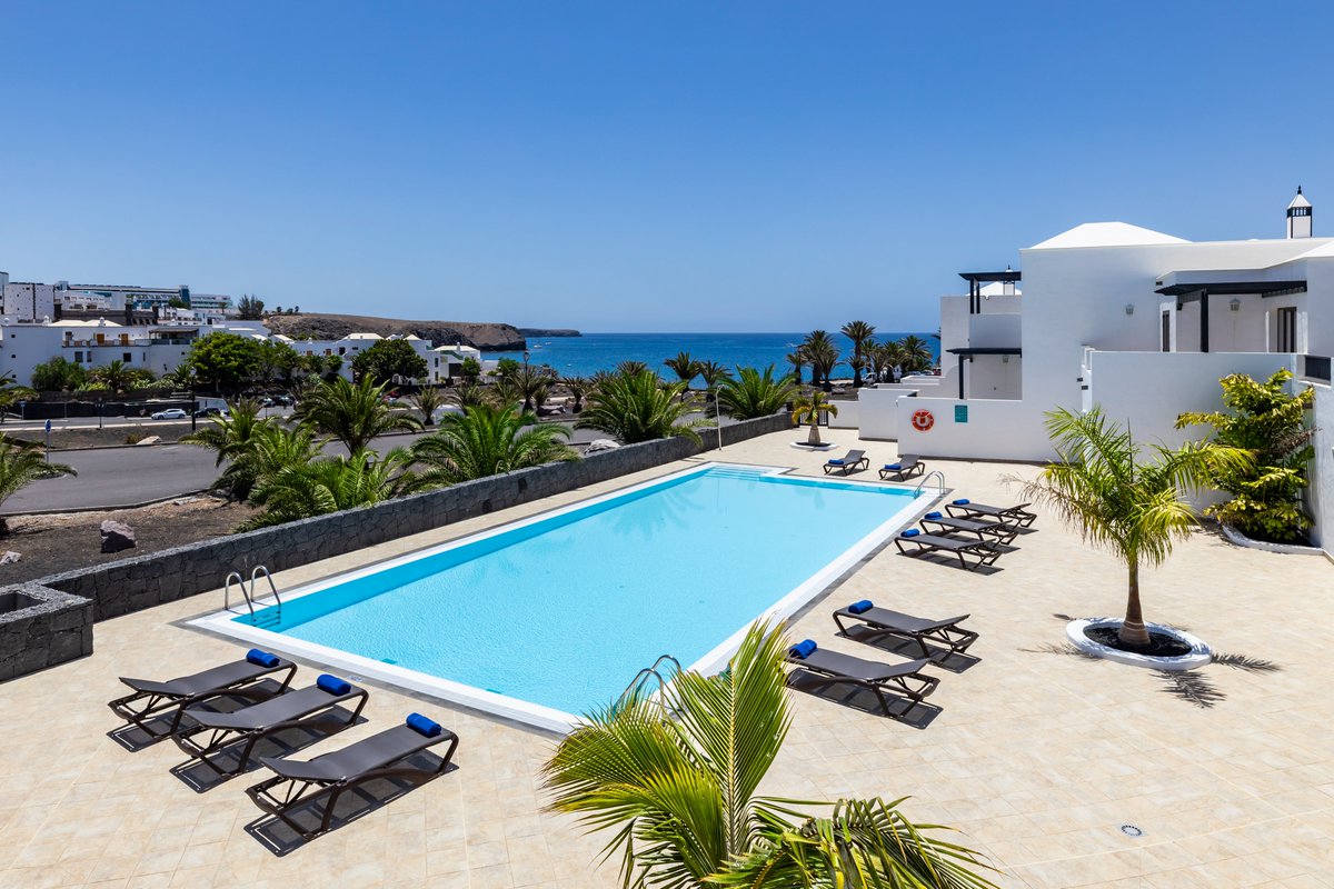 📸Noche y día en nuestra promoción en Playa Blanca, #Lanzarote
🏡Urbanización privada con piscina comunitaria a 200 m. de Playa de las Coloradas🏖️
🛁2 baños
🛏 3 habitaciones
⛱ Patio interior y terraza
🚘Plaza de garaje
#gonorsa
#Lanzarote 
#islascanarias
#inmobiliarialanzarote