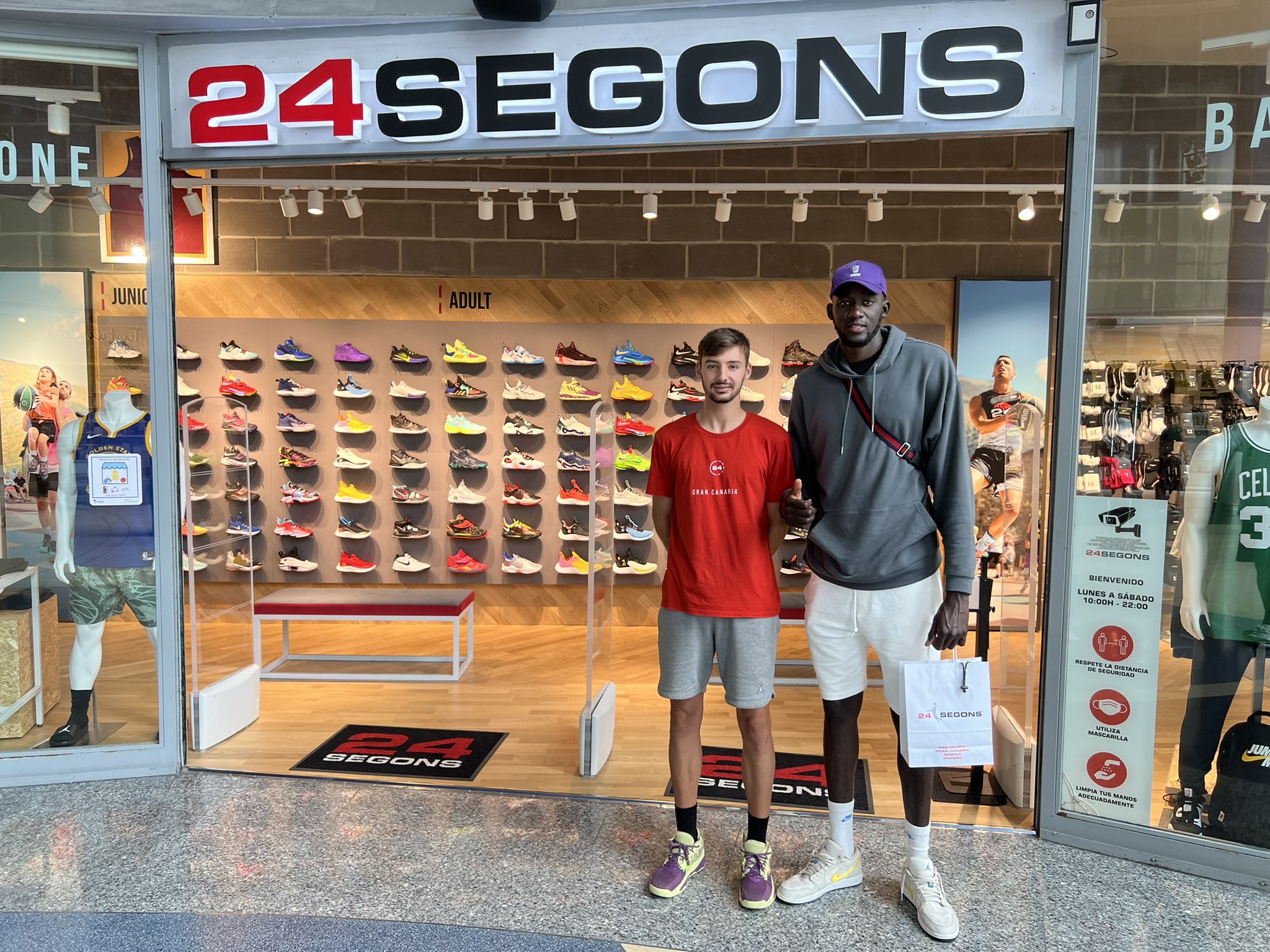 Jordi López on Twitter: "🔊Momentos en Canaria Iliimane Diop gracias🏀‼️ #24Segons #zapas #basketball https://t.co/QVPNKXvmVM" / Twitter