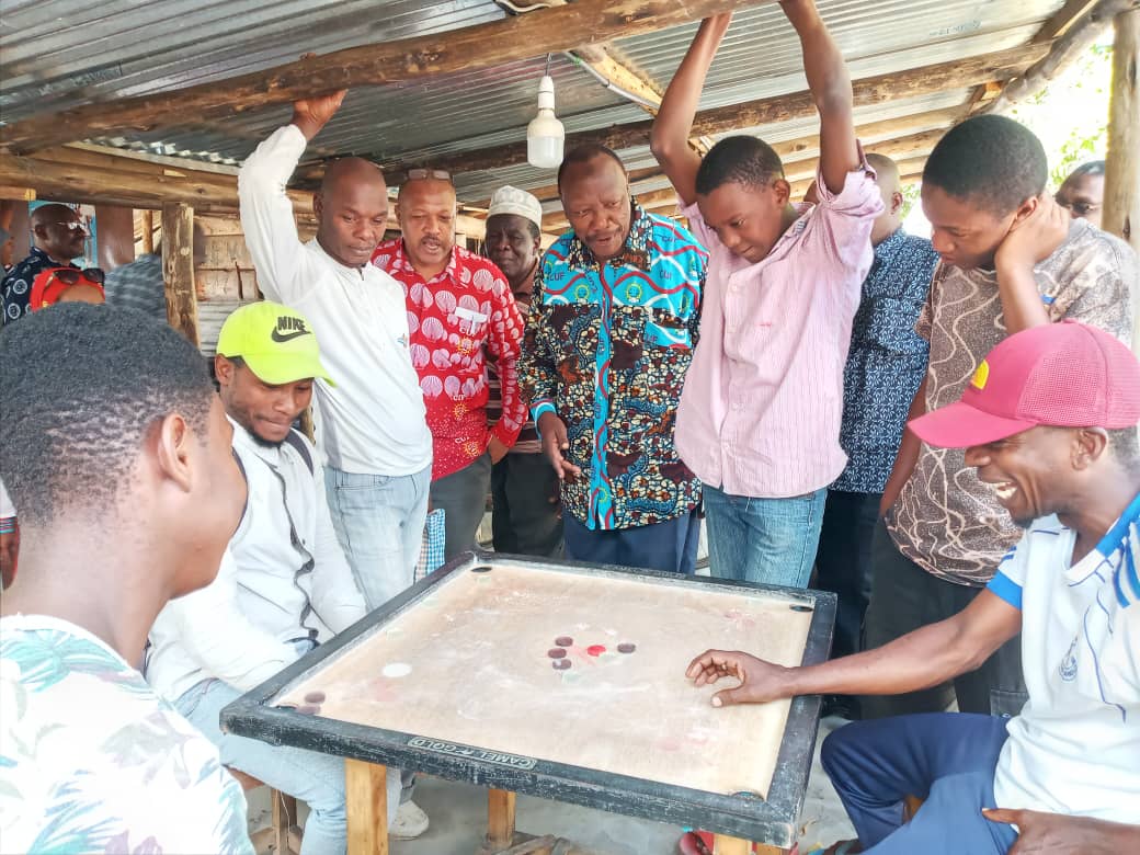 Mwenyekiti wa Chama cha Wananchi-CUF, Prof. Ibrahim Haruna Lipumba leo amewasili Zanzibar kwa ziara ya kikazi. Katika ziara hiyo Mhe. Prof. Lipumba amezitmbelea Ofisi za Chama za Kilimahewa na kumjuilia hali Mzee Machano, Muasisi na Mwanachama wa Chama cha Wananchi-CUF.