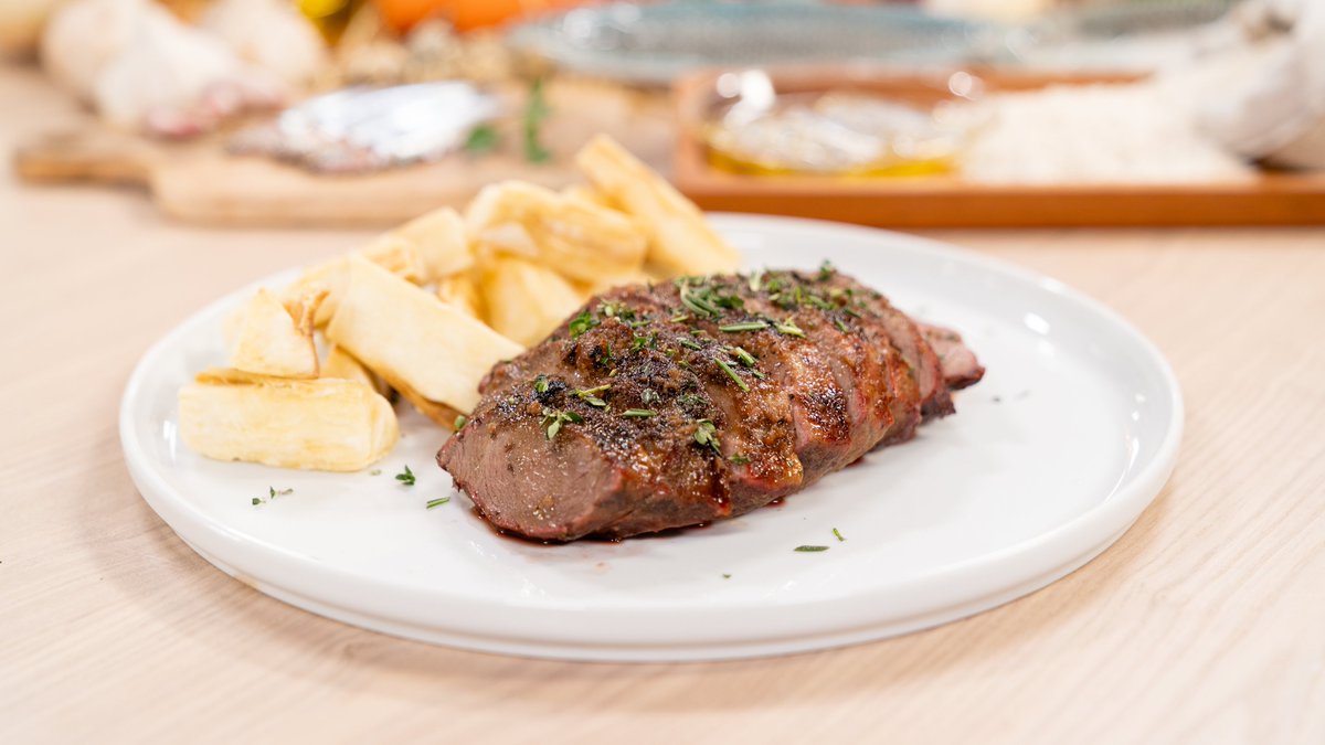 CocinaRTVE's tweet photo. ✨Una jugosa pieza de pluma ibérica que contrasta con la pasta de anchoas. ¿El último toque de gracia? Unos bastones de yuca crujiente. ¡Seguid el paso a paso de esta receta, palabrita que está buenísima!
#MenudosTorres
👉🏻https://t.co/gQqcJryprP https://t.co/H968hPngKF