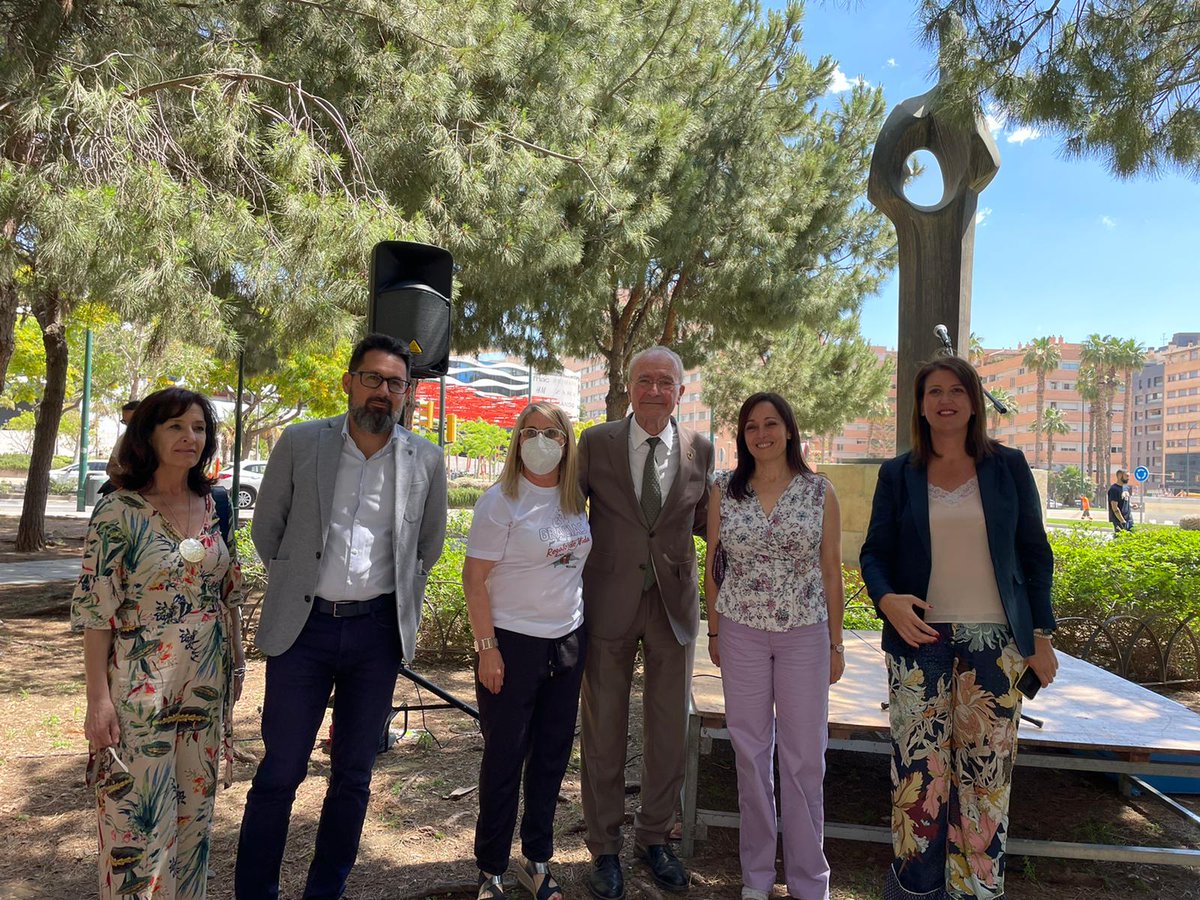 ALCERMALAGA's tweet photo. Hoy es el Día Nacional del Donante,  un día para decir GRACIAS DONANTES por vuestro 💚🧡Regalo de Vida💚🧡.
Por este motivo nos unimos cada año para hacer una ofrenda floral 💐 al Monumento al Donante
#ALCERMálagaEstáContigo #ActivaTuGenDonante #DonarEsAmar #RegalaVida #DinaVida https://t.co/i29Cgd2saE