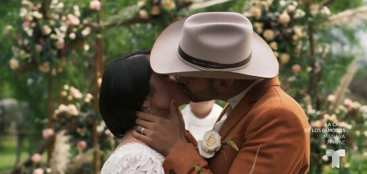 meri23091999's tweet photo. "La respuesta es AMOR. Da igual cuál sea la pregunta". 💍❤️

¡Que vivan los novios! ❤️🌹🤍

#PasiónDeGavilanes2
#Juriel https://t.co/iUAurB8lX4