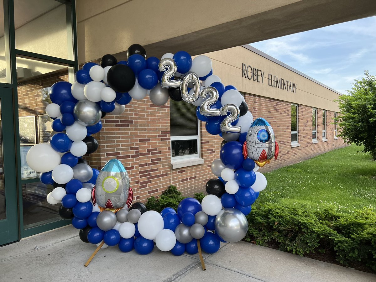 ROEofficeMick's tweet photo. We are ready to send our 6th graders off to @chapelhill78 in style! Many thanks to @theballoonlady1 for this BEAUTIFUL display. #wearewayne Thanks to @RobeyPTO for sponsoring! https://t.co/UqHXghROqM