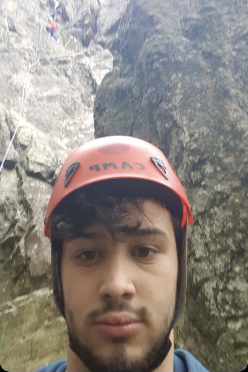 AndouilleC's tweet photo. En manque de temps de jeu dans sa discipline de cœur qu’est le Volley-ball, N’Grapette est la 1ère recrue de l’AFC. Joueur bien meilleur autour du terrain que dessus, il sera un joueur fondamental pour la cohésion du groupe et la joie de vivre de la 1ère à la 3ème mi-temps. [1/2] https://t.co/jDr0Bd1KpC