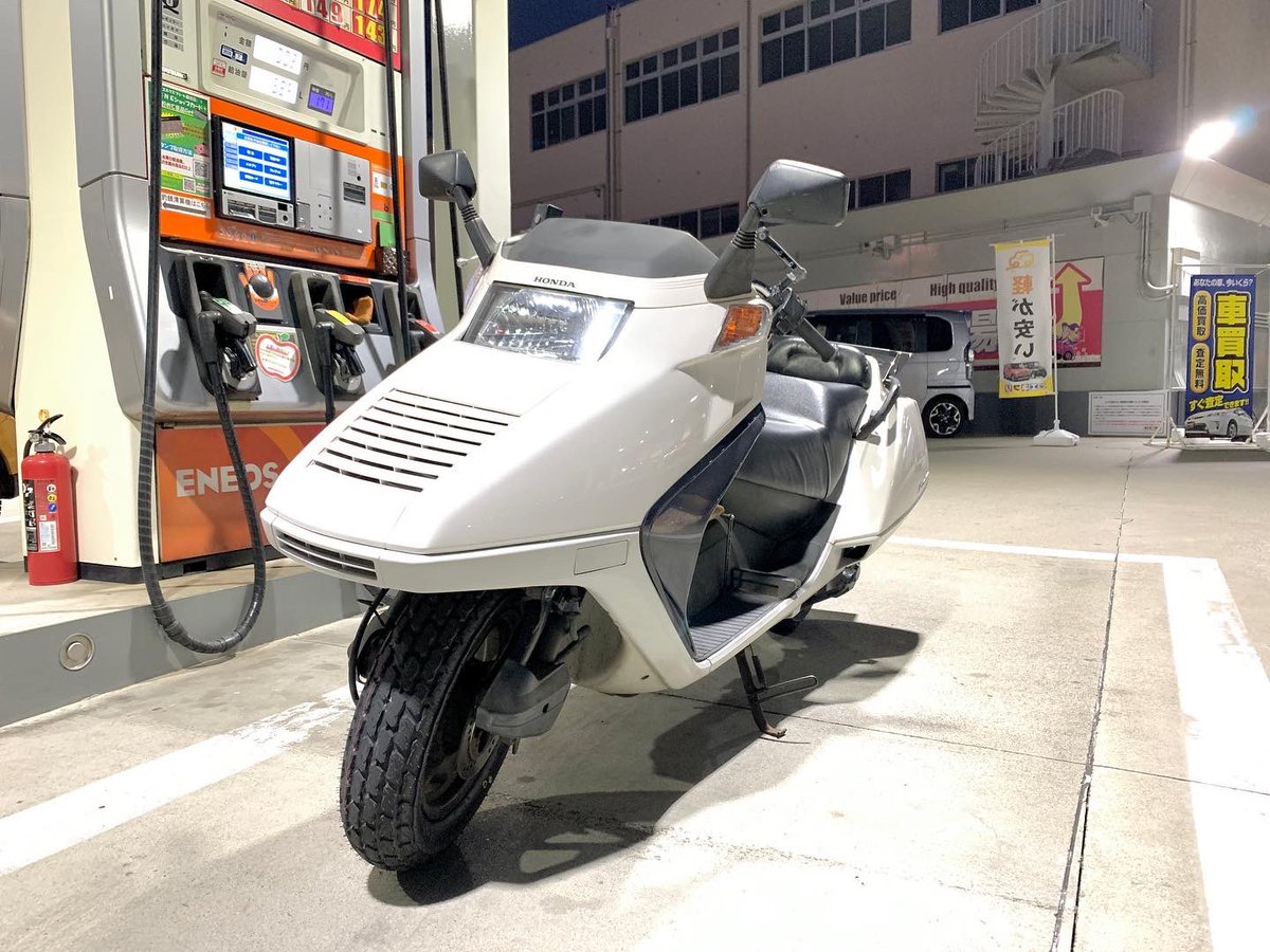 ryo_book's tweet photo. S motor cycleさんにて営業車フュージョンのタイヤ交換。ダンロップK180はブロックがゴリゴリじゃないので街中でもストレスフリ〜
前のが劣化し過ぎてたせいでハイグリップ並みに食う気がする
#Smotorcycle #dunlop #k180 #fusion #フュージョン #タイヤ交換 #ホンダ #営業車 https://t.co/fKw1uyBgqP