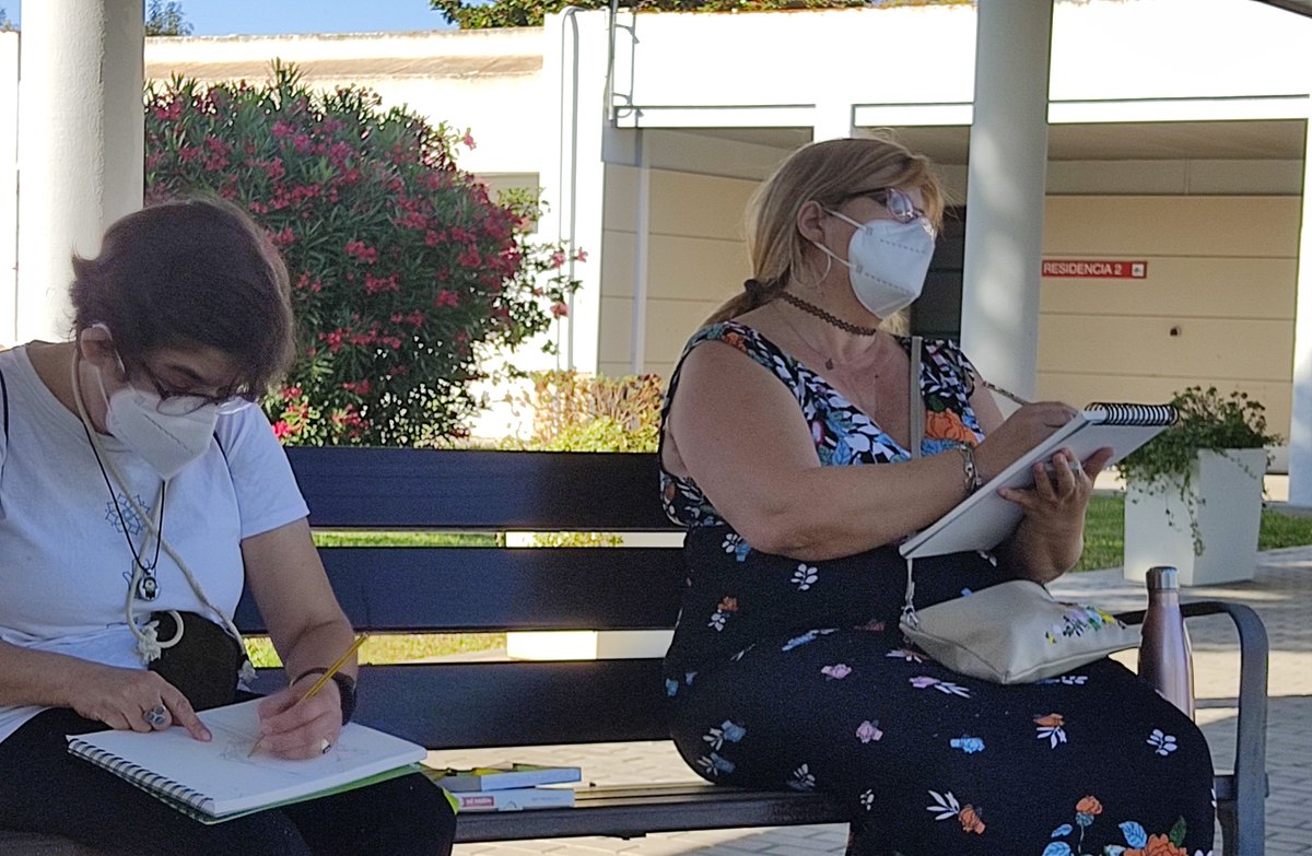 Usuarias del Crmf San Fernando ponen en juego sus capacidades cognitivas con los esfuerzos que realizan para desarrollar las propuestas en materiales y procedimientos del Taller de Expresión Gráfica. No perdemos de vista que el dibujo es una experiencia interior satisfactoria.