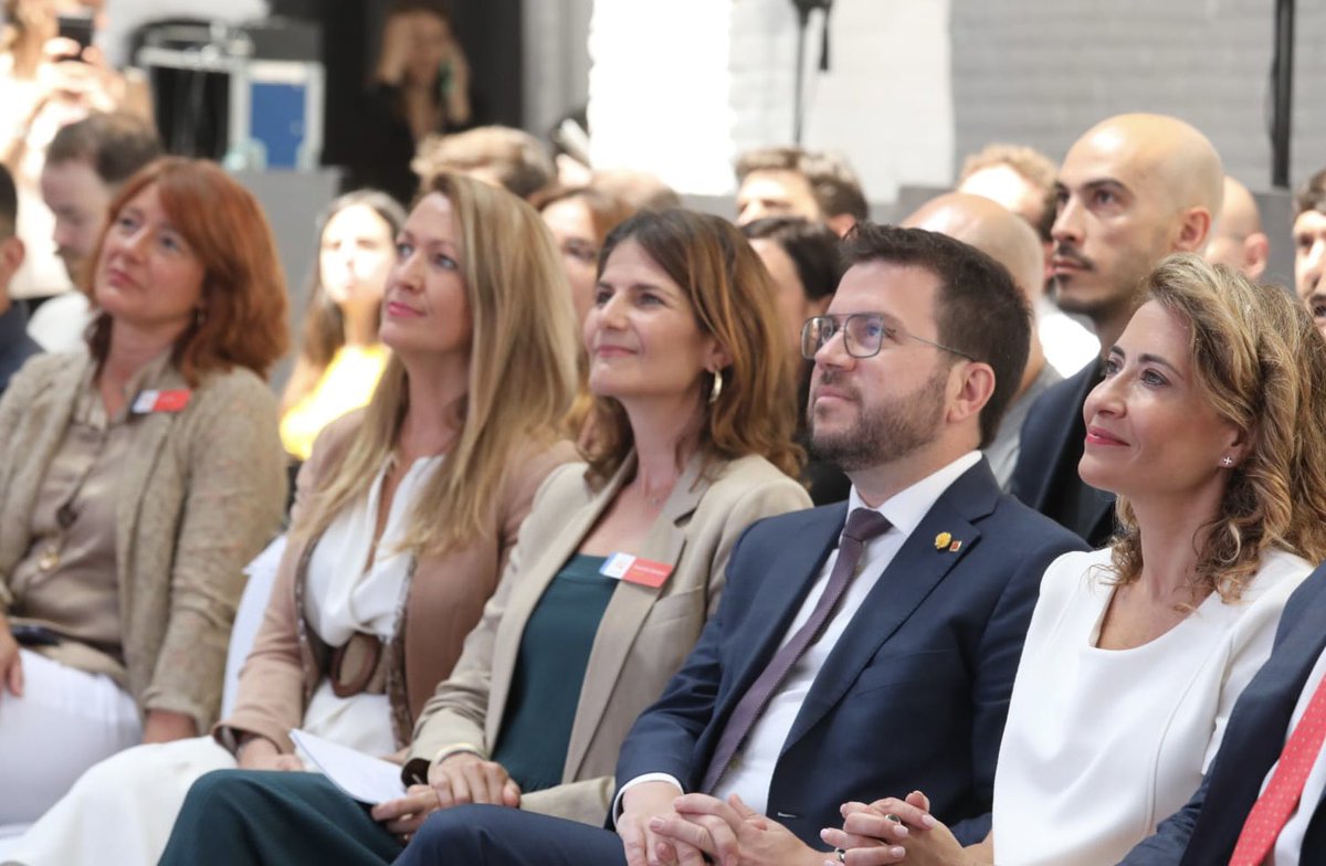 MariaEugeniaGay's tweet photo. La nueva oficina de @GoogleES en #Barcelona confirma que Catalunya vuelve a ser el motor de transformación que España necesita.

El Gobierno, comprometido para que siga siendo polo de innovación con sectores pujantes como la ingeniería, la #IA, la robótica y la tecnología. https://t.co/58SXxUBsoN