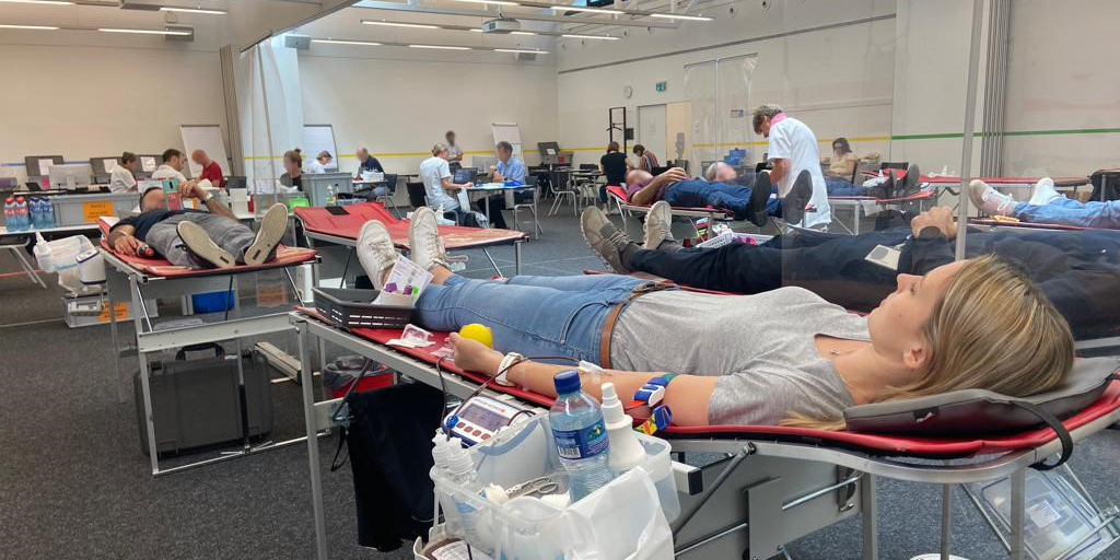 70 Helsana-Mitarbeitende haben heute für die Blutspende #SRK Schweiz an unserem Hauptsitz in Stettbach Blut gespendet. Wir sind sehr stolz auf dieses #Engagement! Denn jede #Blutspende zählt.

Blut spenden: Übersicht der Blutspendezentren: blutspende.ch/de/blutspendet…