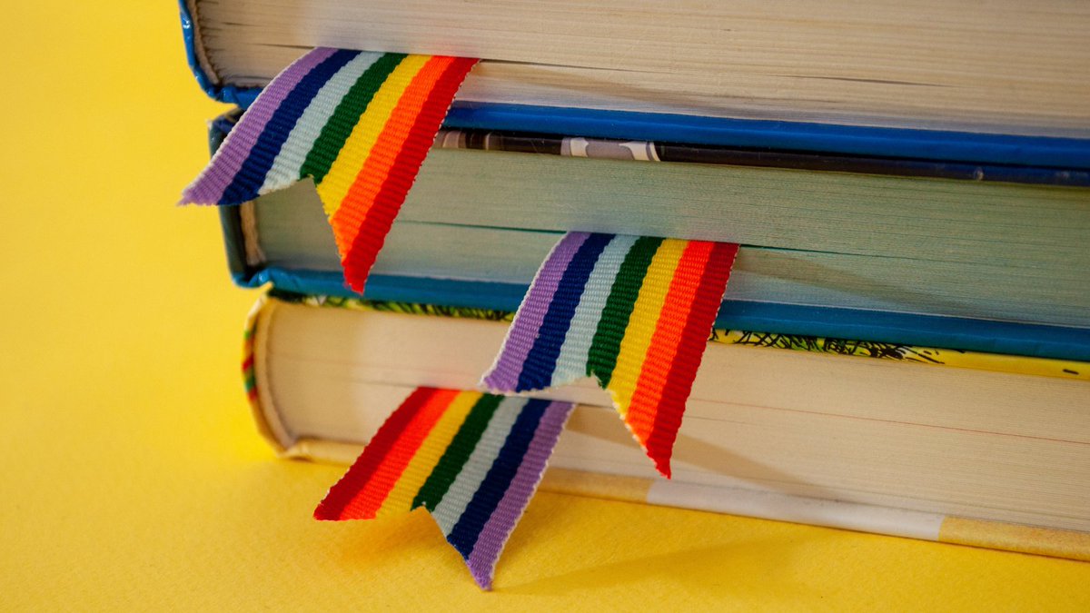 Le mois de juin marque le lancement de la saison de la #Fierté au Canada. Consultez notre sélection de dix ressources pour enseigner l'égalité et l'inclusion des communautés #LGBTQ2. #uOttawaEdu fal.cn/3p60N