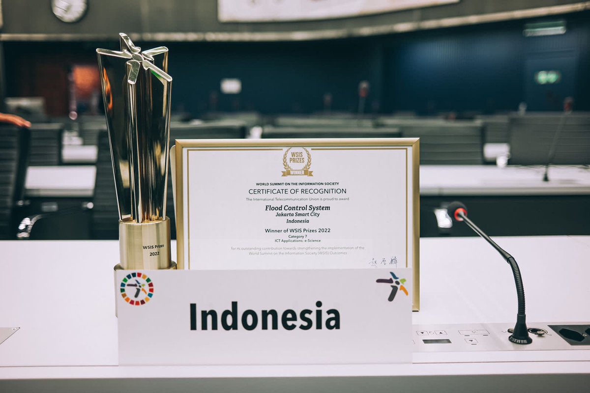 aniesbaswedan's tweet photo. Alhamdulillah, kemarin selain meraih 5x WTP berturut-turut, pada saat yang bersamaan Jakarta juga menjadi juara dalam ajang penghargaan bergengsi tingkat dunia, The 2022 WSIS Prizes, pada kategori ICT Applications: e-Science.

https://t.co/ZOu46jA1RN https://t.co/ziV6tI7h4U
